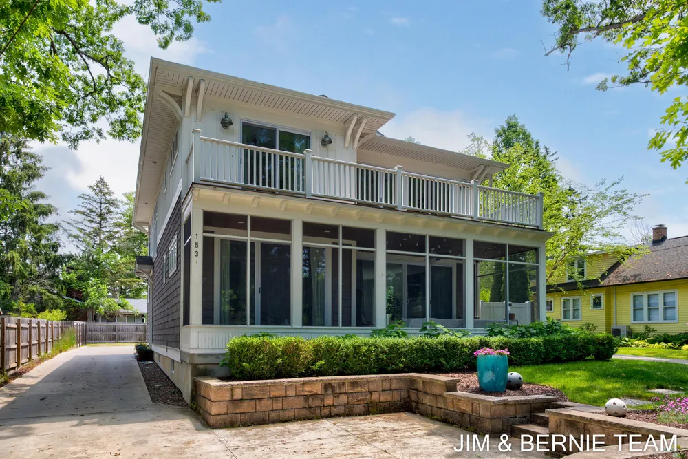 153 Elizabeth St, Saugatuck, MI 49453-9656