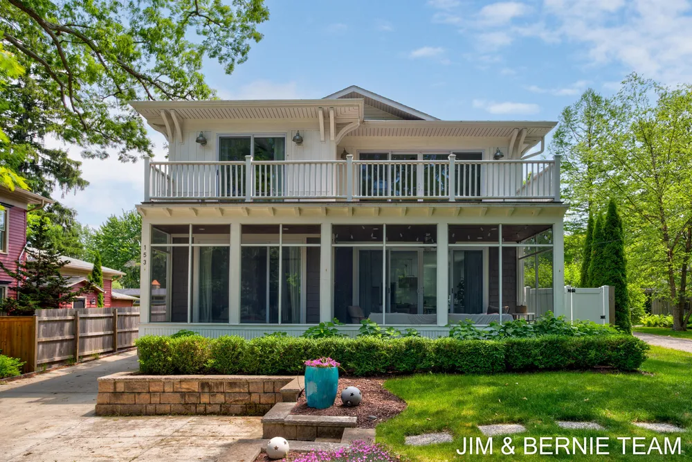 153 Elizabeth St, Saugatuck, MI 49453-9656