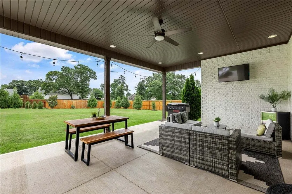 402 Birkshire Rd, Cave Springs, AR 72718