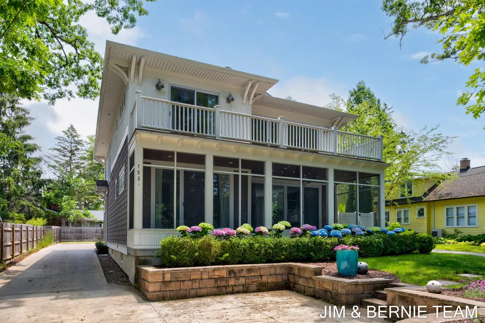 153 Elizabeth St, Saugatuck, MI 49453-9656