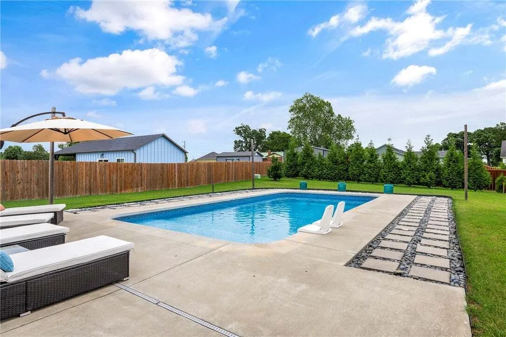 402 Birkshire Rd, Cave Springs, AR 72718