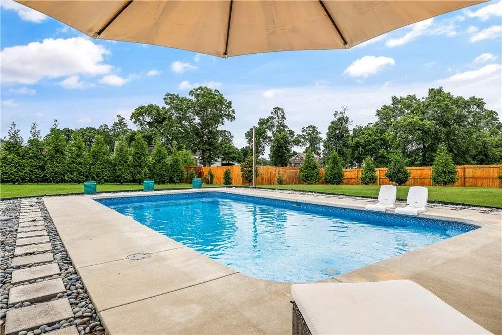 402 Birkshire Rd, Cave Springs, AR 72718