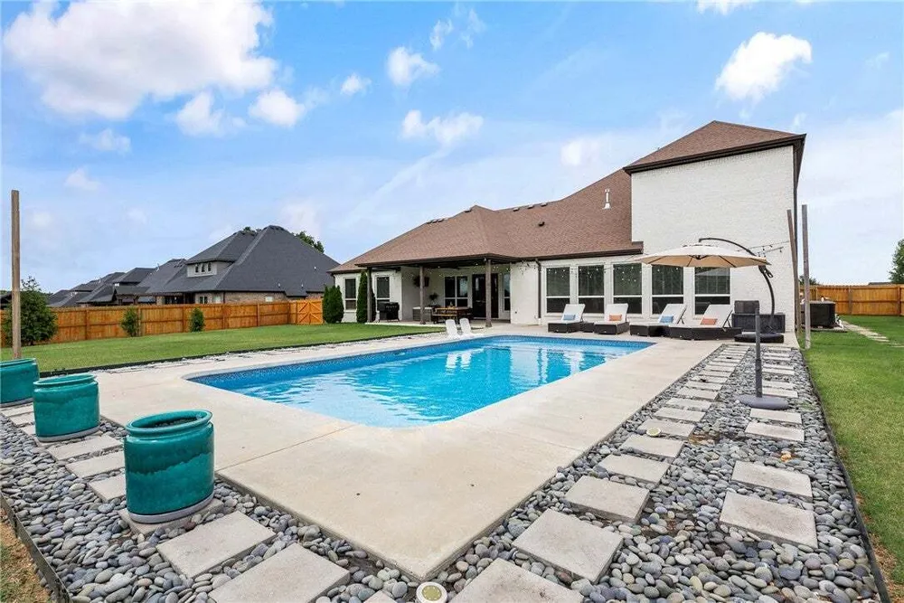 402 Birkshire Rd, Cave Springs, AR 72718