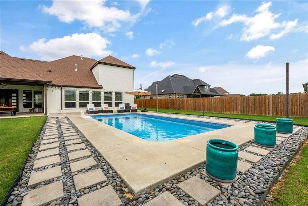 402 Birkshire Rd, Cave Springs, AR 72718