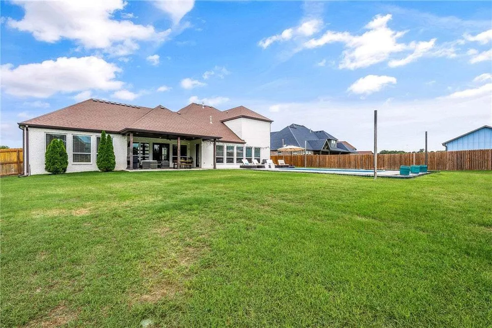 402 Birkshire Rd, Cave Springs, AR 72718
