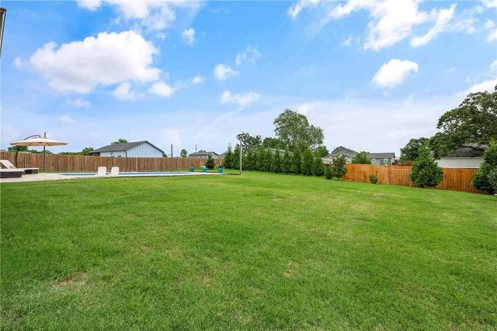 402 Birkshire Rd, Cave Springs, AR 72718