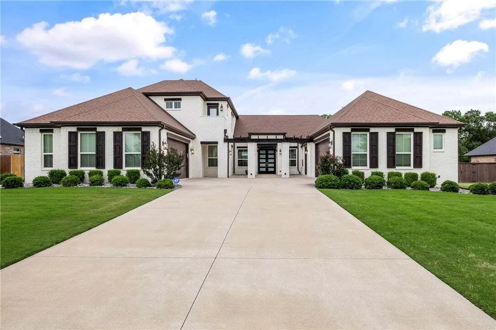 402 Birkshire Rd, Cave Springs, AR 72718
