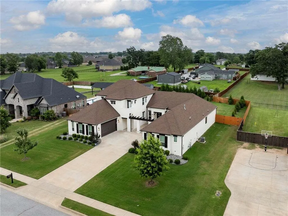402 Birkshire Rd, Cave Springs, AR 72718