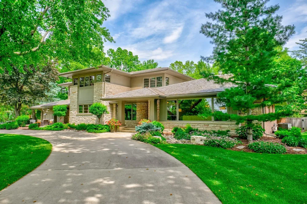 450 Mississippi River Blvd S, Saint Paul, MN 55105