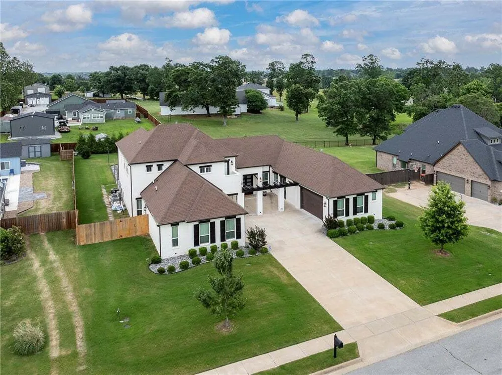 402 Birkshire Rd, Cave Springs, AR 72718