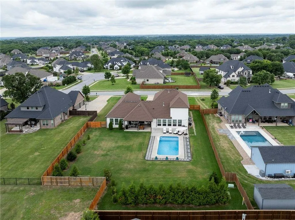 402 Birkshire Rd, Cave Springs, AR 72718