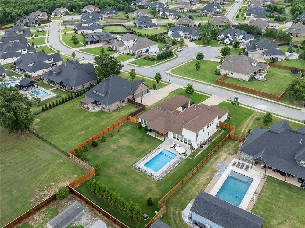 402 Birkshire Rd, Cave Springs, AR 72718