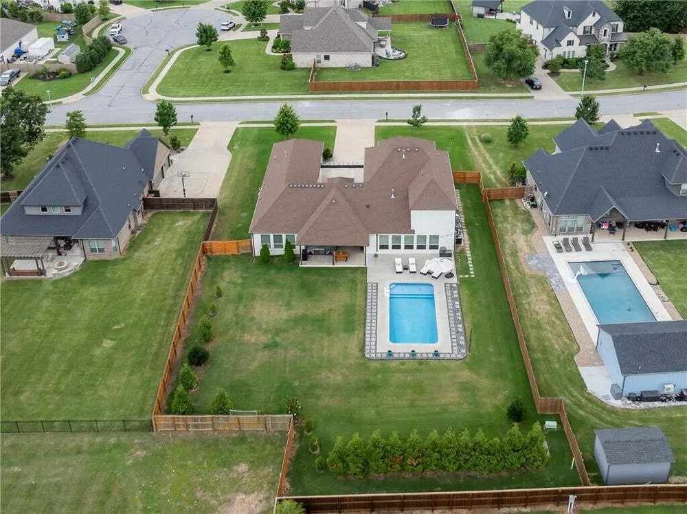 402 Birkshire Rd, Cave Springs, AR 72718