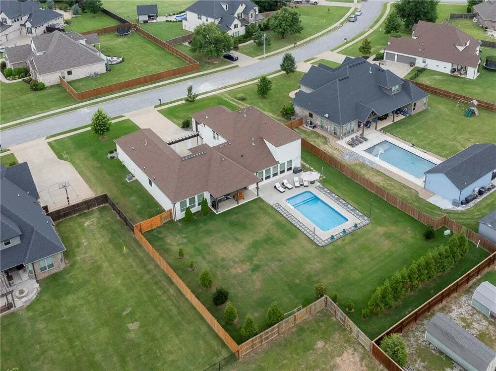 402 Birkshire Rd, Cave Springs, AR 72718