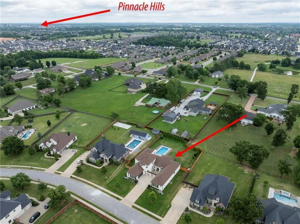 402 Birkshire Rd, Cave Springs, AR 72718
