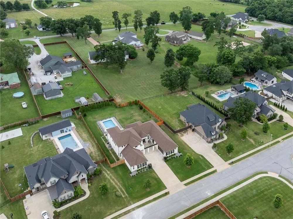 402 Birkshire Rd, Cave Springs, AR 72718