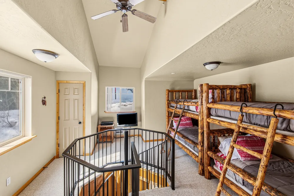 195 Snowplow Rd, Sandpoint, ID 83864