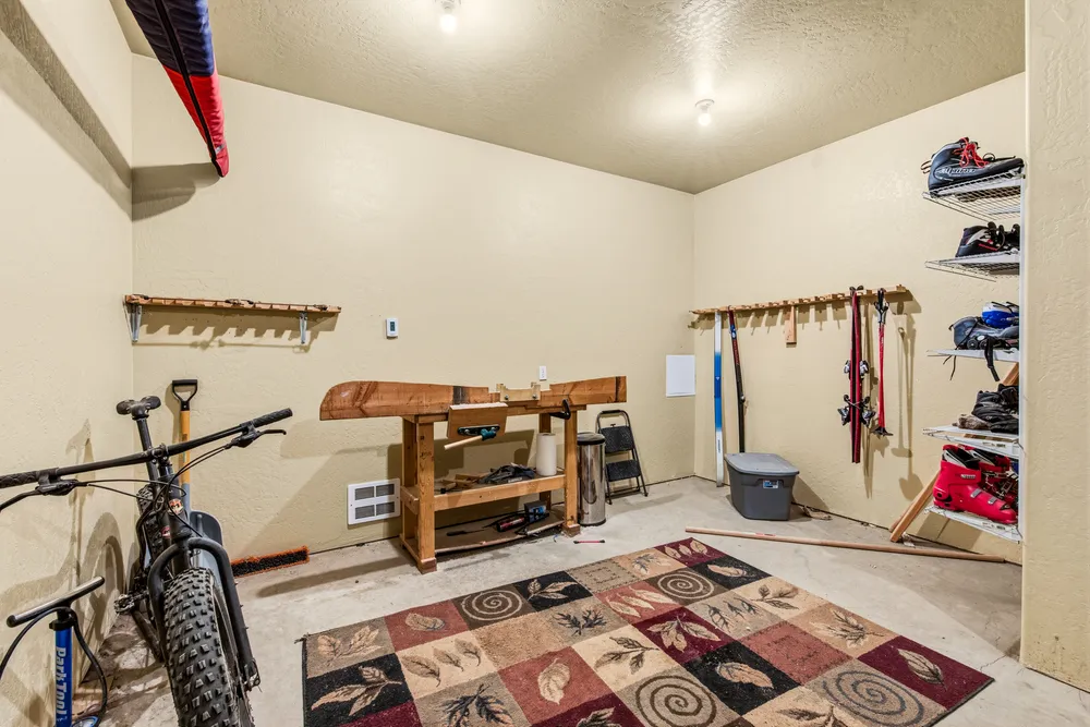 195 Snowplow Rd, Sandpoint, ID 83864