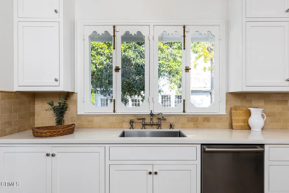 1275 New York Dr, Altadena, CA 91001