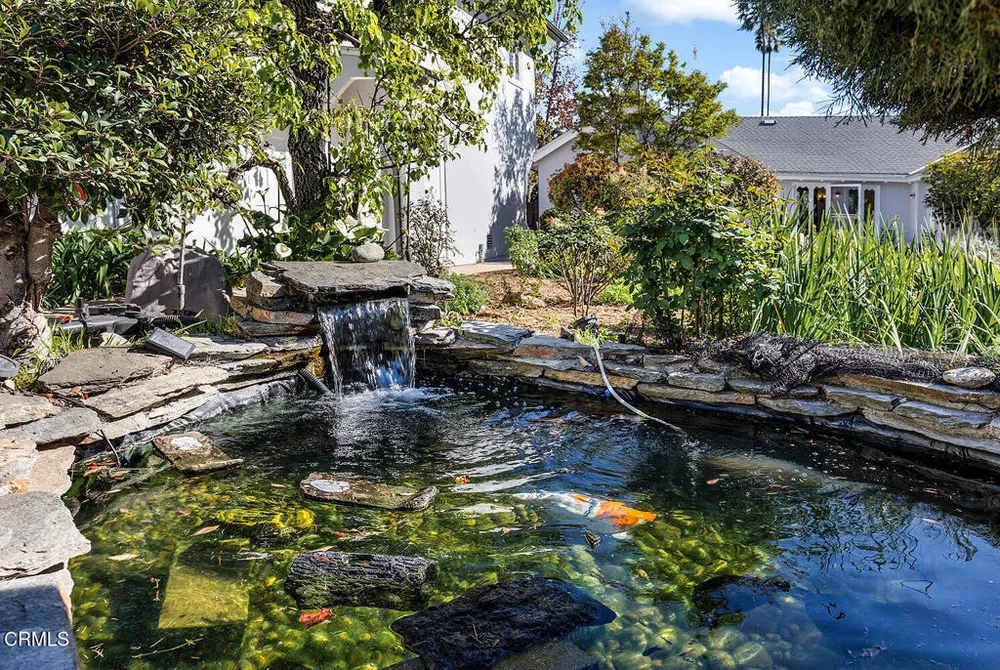 1275 New York Dr, Altadena, CA 91001