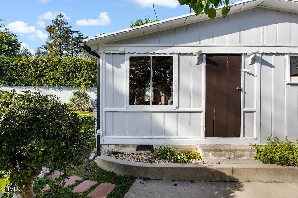 1275 New York Dr, Altadena, CA 91001