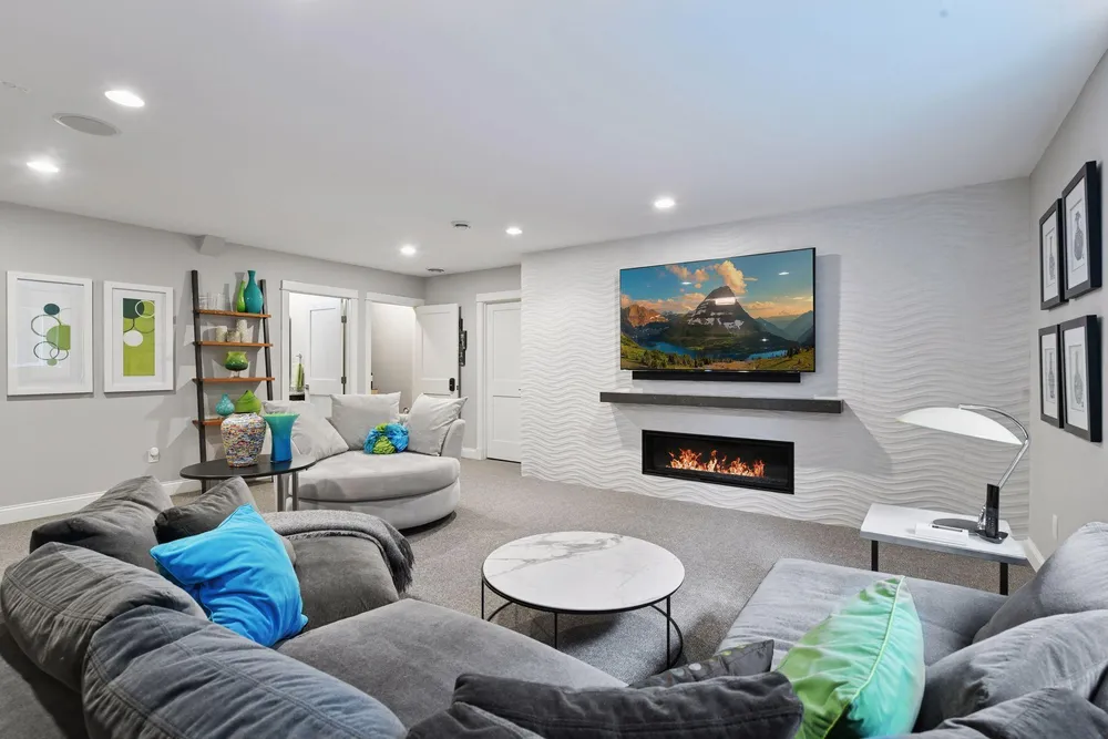 633 Park St E, Wayzata, MN 55391