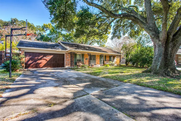 8503 Manhattan Dr, Houston, TX 77096