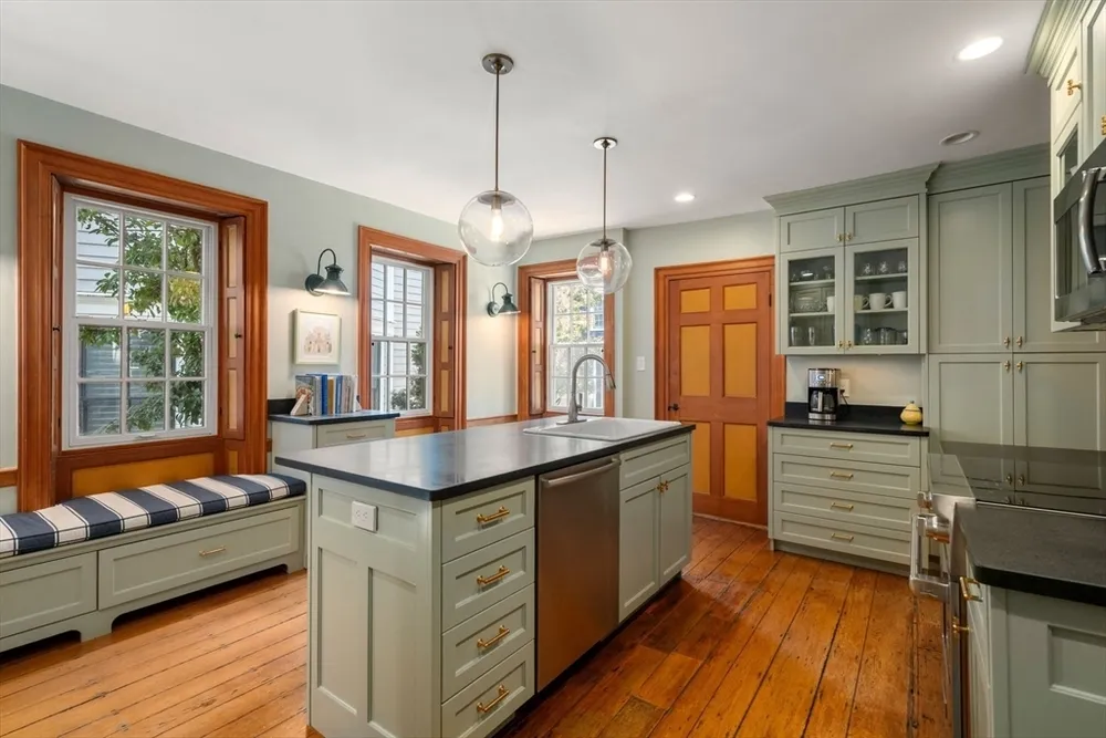 16 Cordis St, Boston, MA 02129