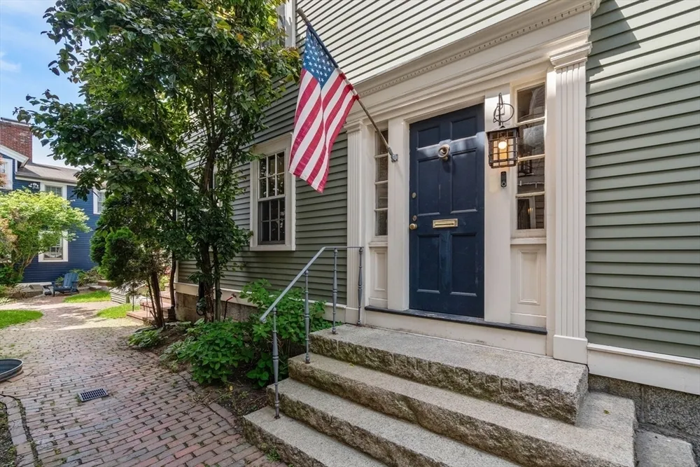 16 Cordis St, Boston, MA 02129