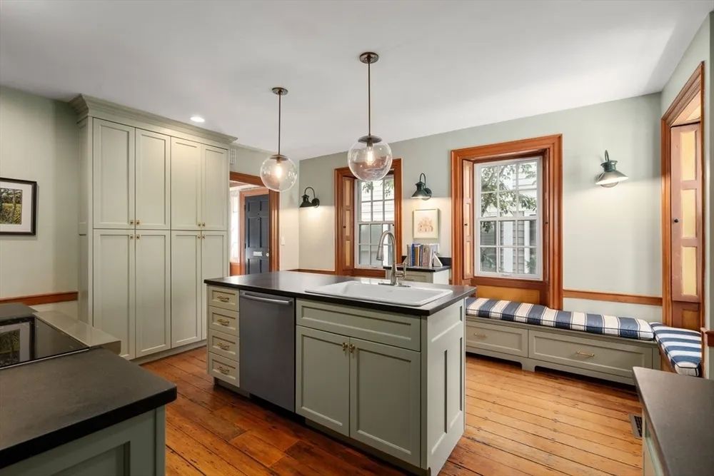16 Cordis St, Boston, MA 02129