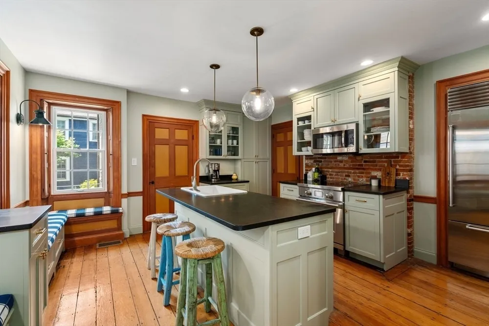 16 Cordis St, Boston, MA 02129