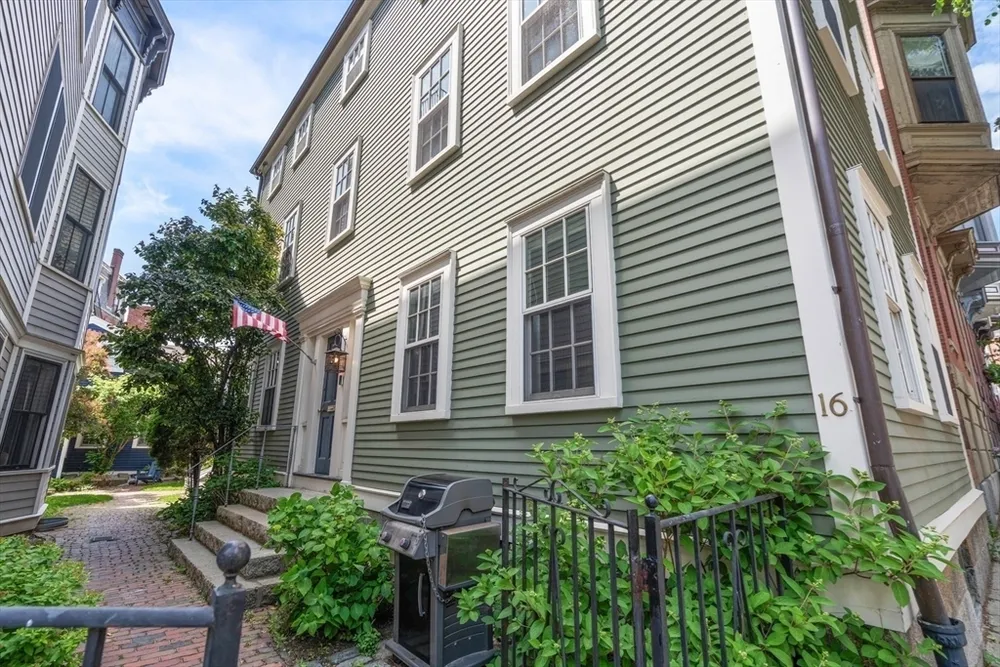 16 Cordis St, Boston, MA 02129