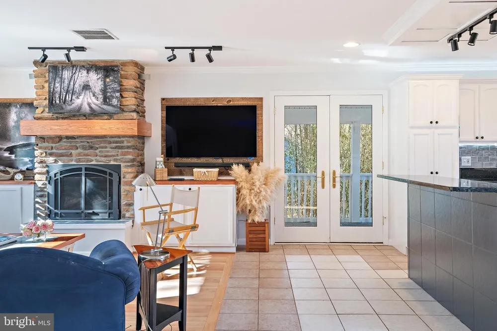 1812 Shore Dr, Annapolis, MD 21401