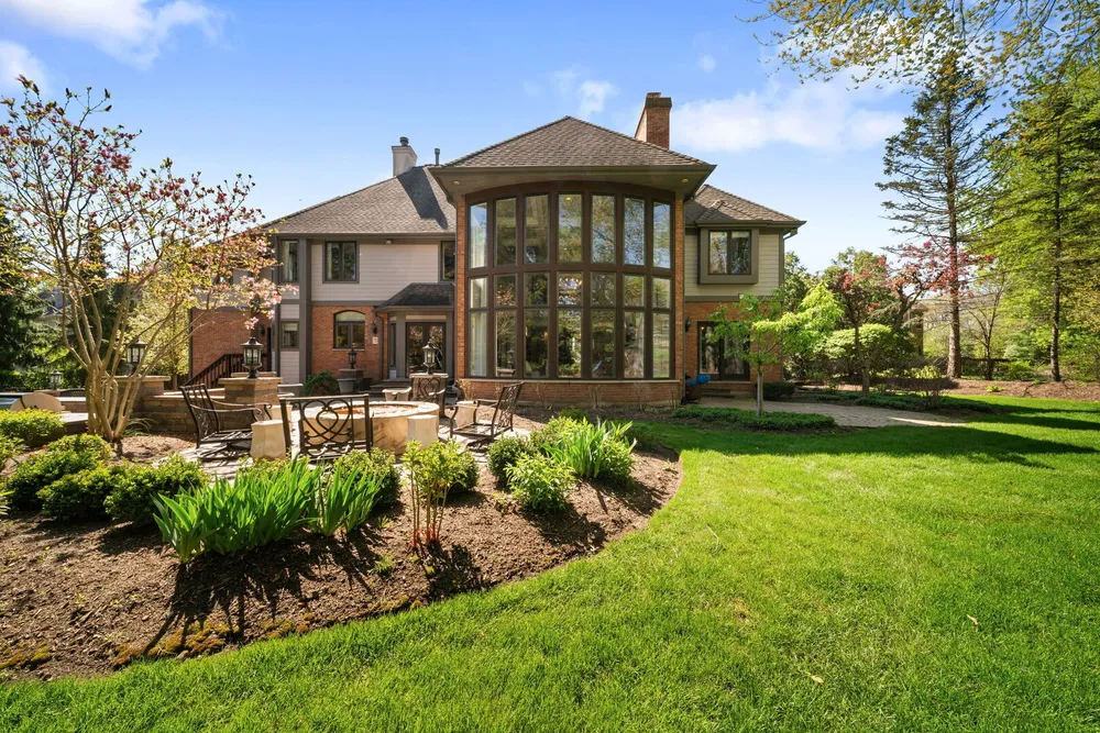 599 Chateaux Bourne Dr, Barrington, IL 60010