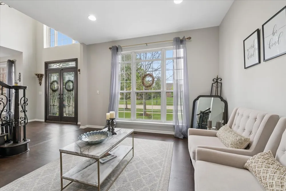 5423 Swan Circle, Hoffman Estates, IL 60192
