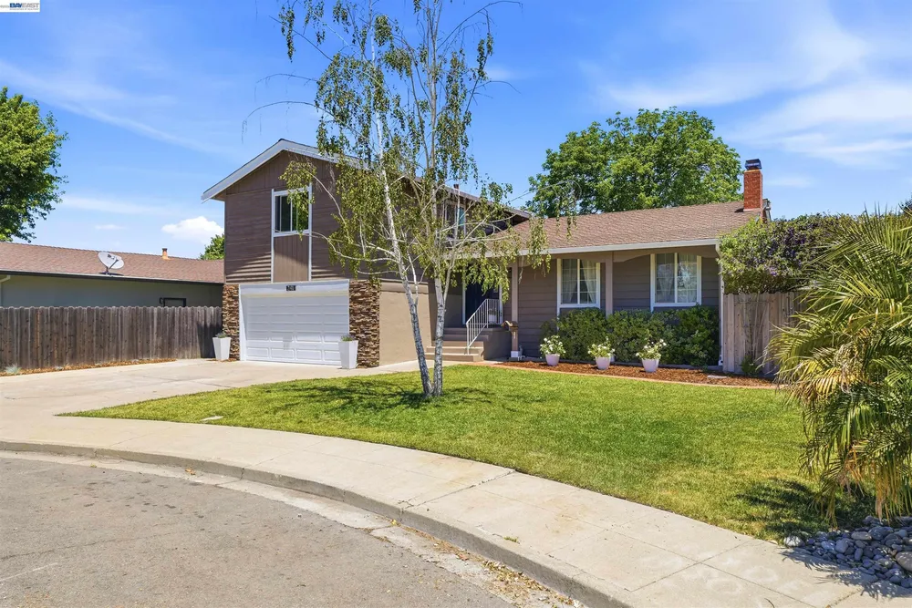 241 Garnet Dr, Livermore, CA 94550