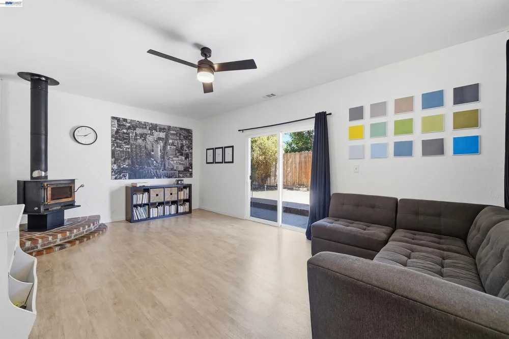 241 Garnet Dr, Livermore, CA 94550