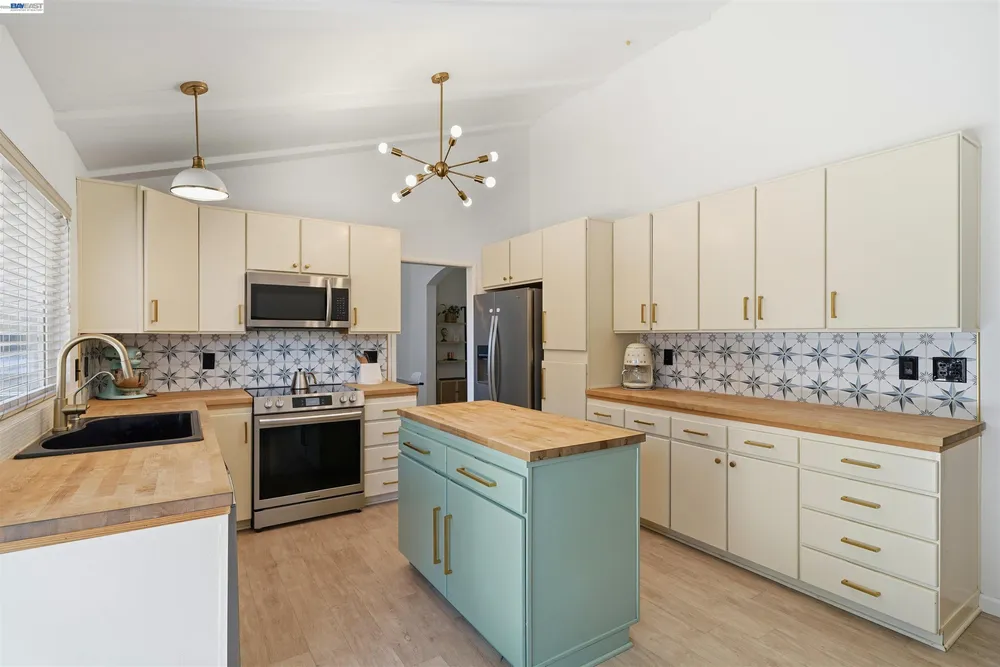 241 Garnet Dr, Livermore, CA 94550
