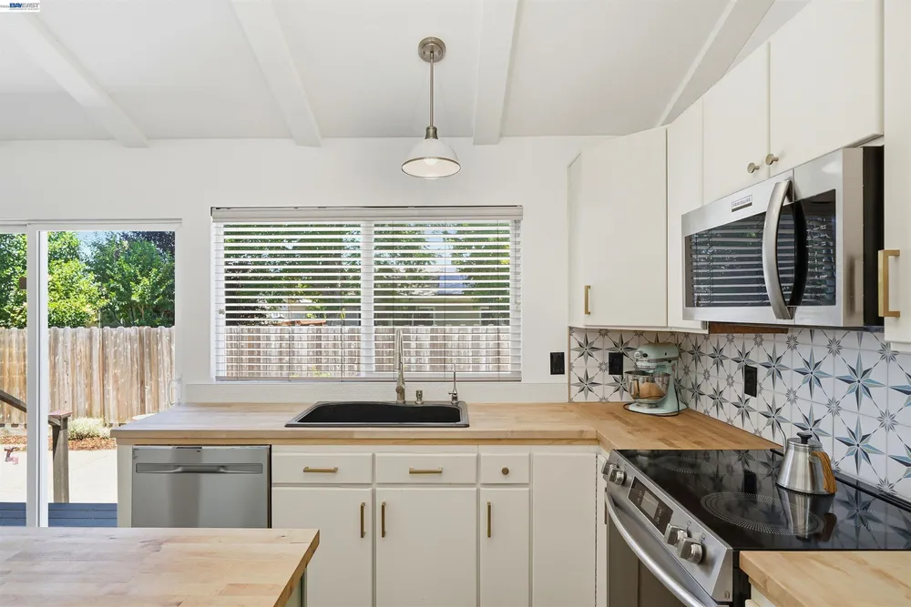 241 Garnet Dr, Livermore, CA 94550