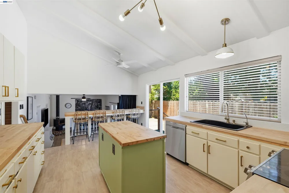 241 Garnet Dr, Livermore, CA 94550