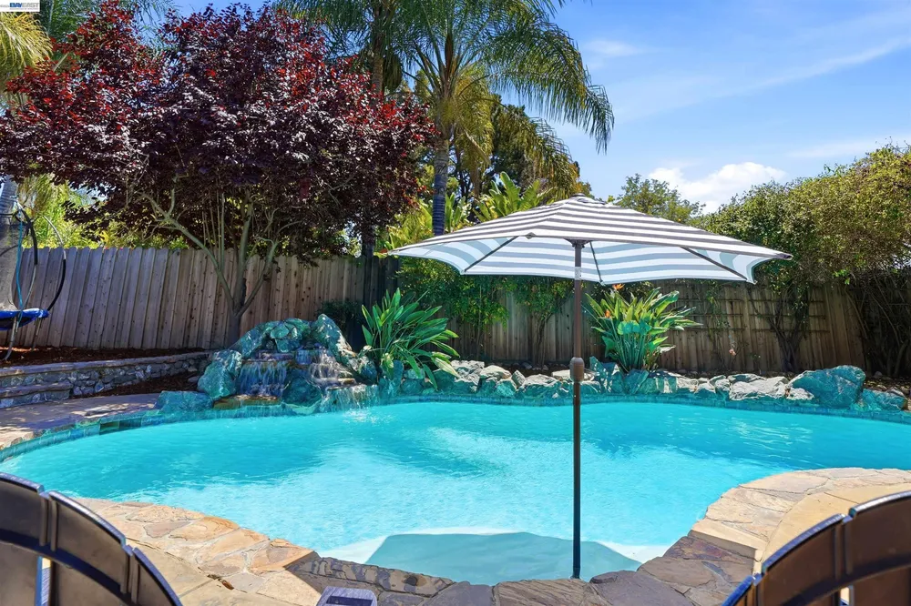 241 Garnet Dr, Livermore, CA 94550