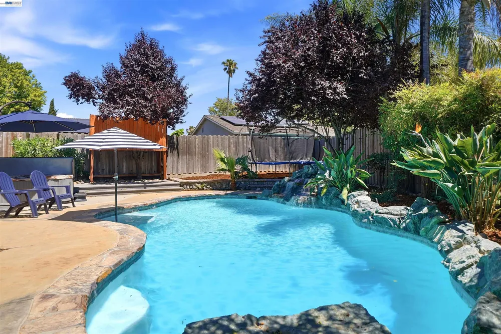 241 Garnet Dr, Livermore, CA 94550