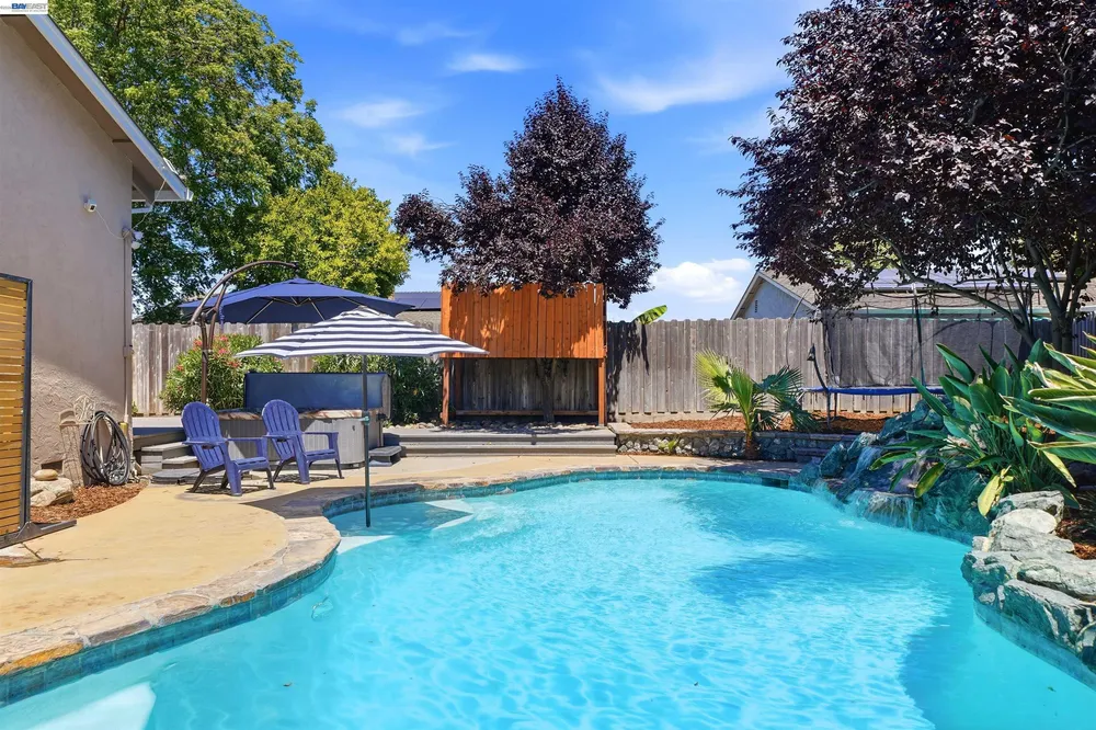 241 Garnet Dr, Livermore, CA 94550