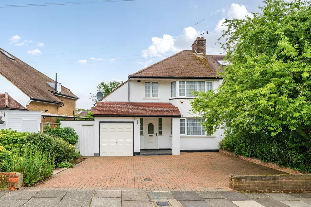 Friars Avenue, London, N20 photo 14