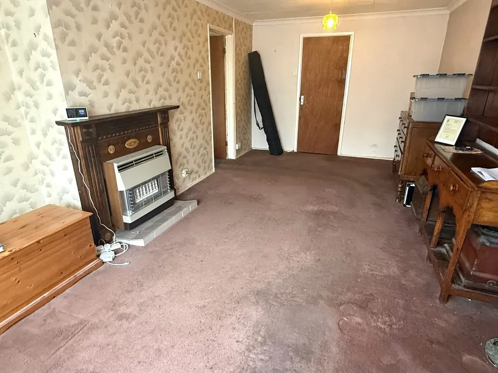 Property carousel item 6
