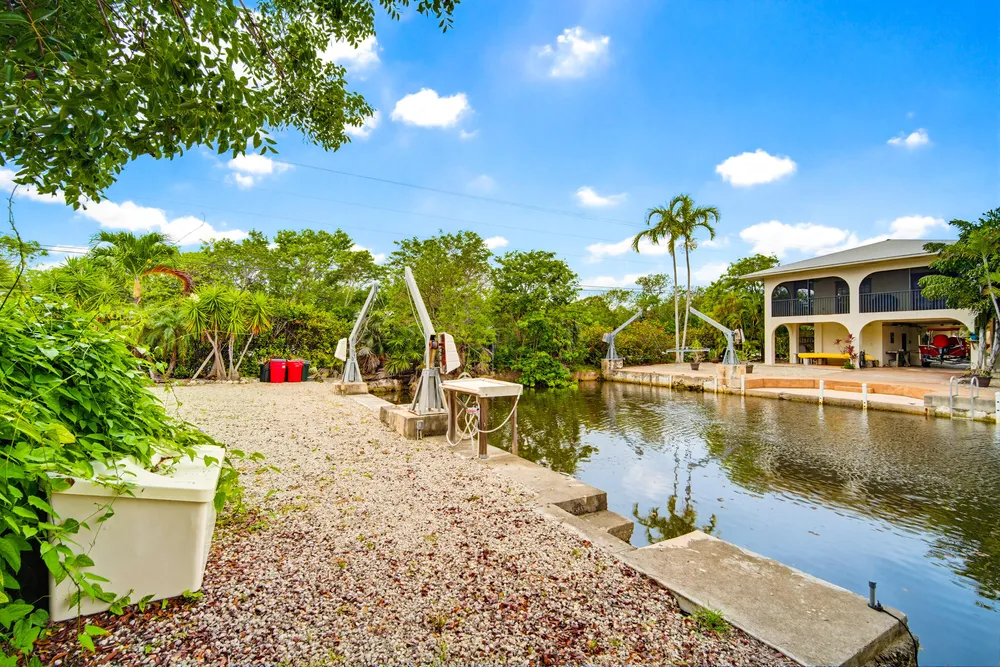 30985 Hibiscus Dr, Big Pine, FL 33043