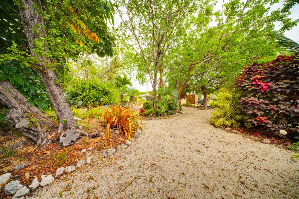 30985 Hibiscus Dr, Big Pine, FL 33043