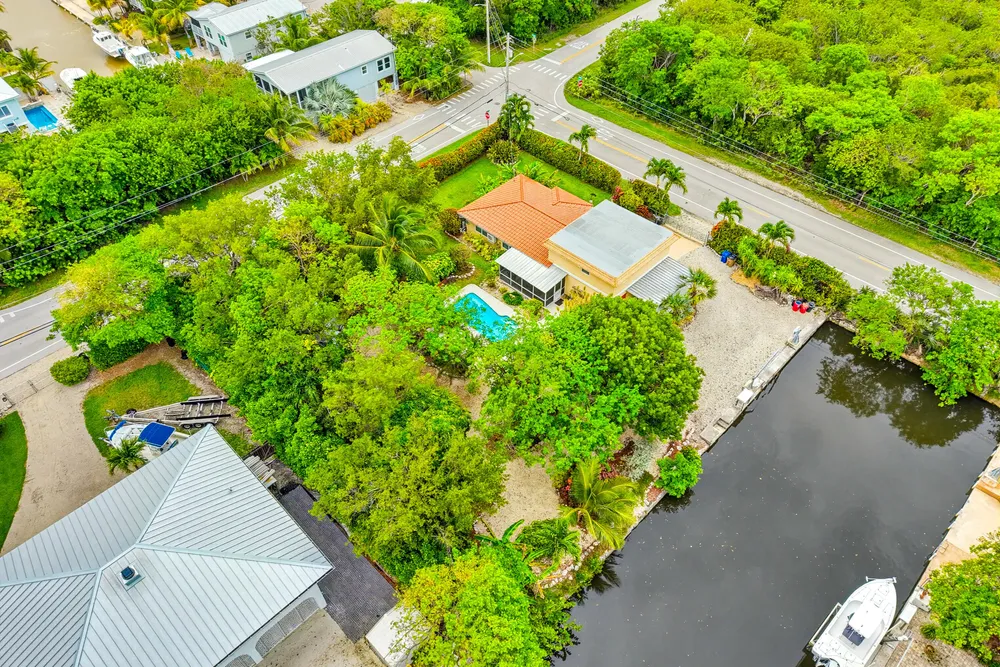 30985 Hibiscus Dr, Big Pine, FL 33043