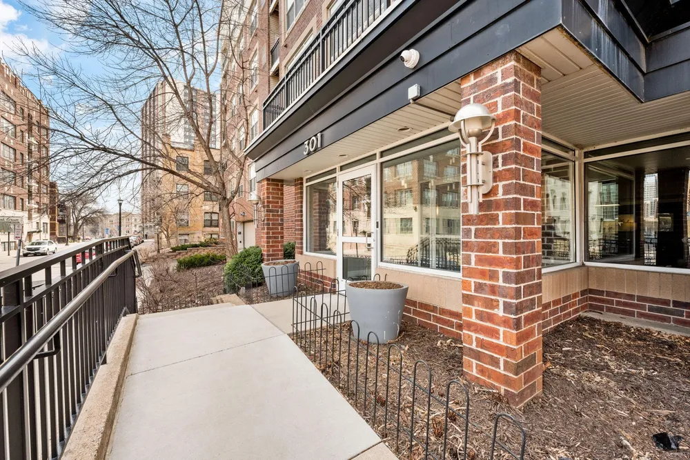 301 Oak Grove St, Minneapolis, MN 55403-4044