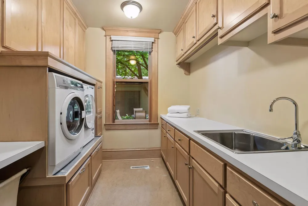 818 Goodrich Ave, St Paul, MN 55105-3345